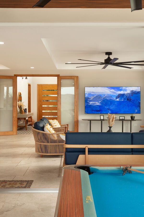 Entertainment Lounge